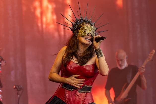 Within Temptation rocken unter den letzten Bands das Wacken Open Air. Letzter Tag des Wacken Open Air wenige Stunden Sonne für Fans die den Regen durchgehalten haben Nur wenige Stunden Sonne war den Fans aus aller Welt am letzten Tag des Wacken Open Air 2025 vergönnt. Dann setze wieder der Regen ein und sollte die gesamte Nacht bleiben. Die Abreise wurde dadurch noch beschwerlicher. All dies störte die Fans auf dem Platz wenig. D.A.D. Aus Dänemark füllten trotz Regen den Platz Wacken Wacken Open Air Schleswig-Holstein Deutschland _5DL1473 *** Within Temptation among the last bands to rock the Wacken Open Air Last day of the Wacken Open Air few hours of sun for fans who endured the rain Only a few hours of sun were granted to the fans