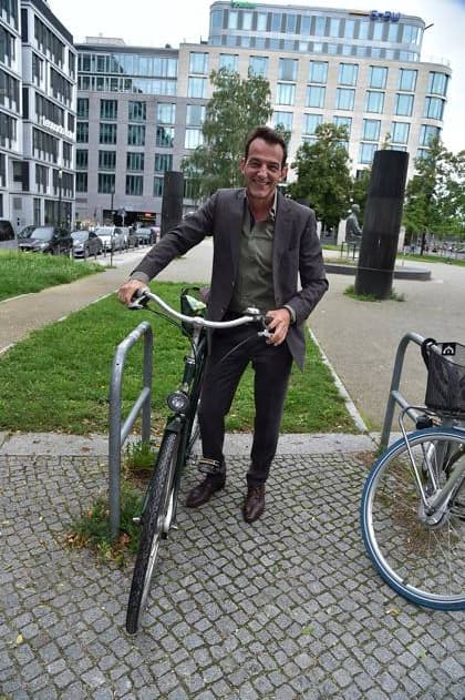 Theater Premiere VANYA KOMÖDIE Hans-Werner Meyer mit seinem Fahrrad Ankunft zur Theater Premiere VANYA KOMÖDIE am Kurfürstendamm im neuen Haus, im Berliner Ensamble in Berlin, am 03.08.2025