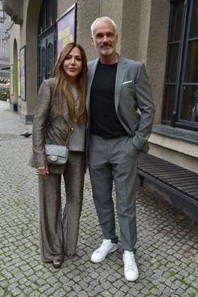 Theater Premiere VANYA KOMÖDIE Simone Thomalla (60) und RenÃ M. Ankunft zur Theater Premiere VANYA KOMÖDIE am Kurfürstendamm im neuen Haus, im Berliner Ensamble in Berlin, am 03.08.2025