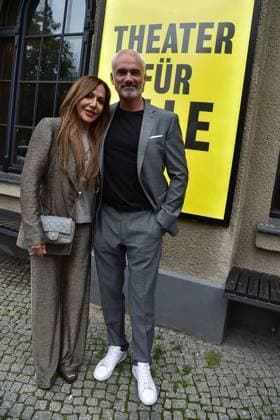 Theater Premiere VANYA KOMÖDIE Simone Thomalla (60) und RenÃ M. Ankunft zur Theater Premiere VANYA KOMÖDIE am Kurfürstendamm im neuen Haus, im Berliner Ensamble in Berlin, am 03.08.2025