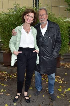 Theater Premiere VANYA KOMÖDIE Marijam Agischewa buergerlich Melan Schwarz mit Ehemann Georg Alexander Ankunft zur Theater Premiere VANYA KOMÖDIE am Kurfürstendamm im neuen Haus, im Berliner Ensamble in Berlin, am 03.08.2025