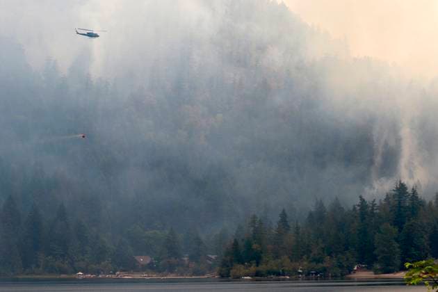 August 3, 2025, Coombs, Bc, CAN: Smoke and fire climb the mountain over Cameron Lake beach as the Wesley Ridge wildfire continues to burn out-of-control near Coombs, B.C., on Sunday, August 3, 2025. Coombs CAN  - ZUMAc35_ 20250803_zaf_c35_115 Copyright: xChadxHipolitox