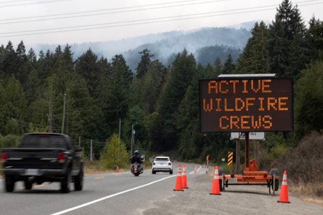 August 3, 2025, Coombs, Bc, CAN: A helicopter battles wildfires near Coombs, B.C., on Sunday, August 3, 2025. Coombs CAN  - ZUMAc35_ 20250803_zaf_c35_169 Copyright: xChadxHipolitox