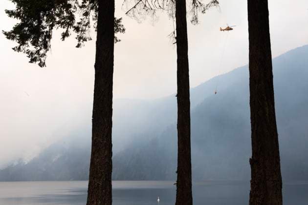 August 3, 2025, Coombs, Bc, CAN: A helicopter battles wildfires near Coombs, B.C., on Sunday, August 3, 2025. Coombs CAN  - ZUMAc35_ 20250803_zaf_c35_171 Copyright: xChadxHipolitox