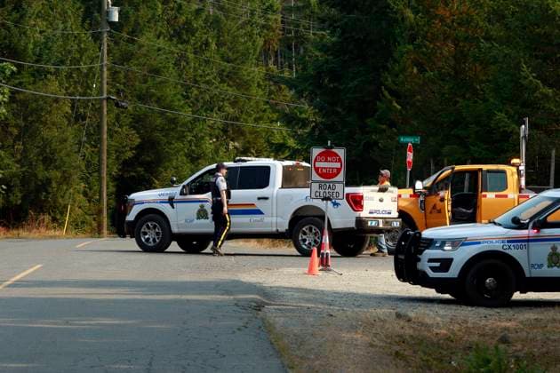 August 3, 2025, Coombs, Bc, CAN: An RCMP officer and maintenance worker talk as a road closure along Meadowood Way is put into place due to the Wesley Ridge wildfire near Coombs, B.C., Sunday, Aug. 3, 2025. Coombs CAN  - ZUMAc35_ 20250803_zaf_c35_185 Copyright: xChadxHipolitox