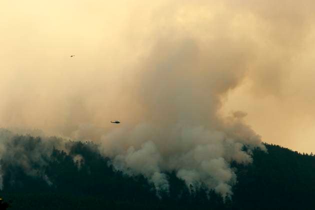August 3, 2025, Coombs, Bc, CAN: A helicopter flies by the Wesley Ridge wildfire near Cameron Lake where an out-of-control fire continues to burn near Coombs, B.C., Sunday, Aug. 3, 2025. Coombs CAN  - ZUMAc35_ 20250803_zaf_c35_189 Copyright: xChadxHipolitox