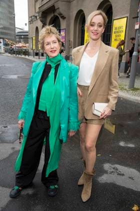 abb Beatrice Richter und Judith Richter Mutter tochter Schauspielerinen zu Gast anlaesslich der Deutschen Erstauffuehrung vom Theaterstueck Vanja von der Komoedie am Kurfuerstendamm im Neuen Haus des Berliner Ensemble am 03.August 2025 in Berlin Berlin Deutschland