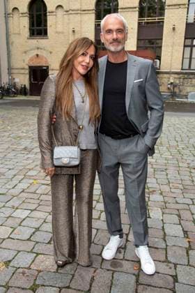 abb Simone Thomalla und Rene M. Schauspielerin mit Freund zu Gast anlaesslich der Deutschen Erstauffuehrung vom Theaterstueck Vanja von der Komoedie am Kurfuerstendamm im Neuen Haus des Berliner Ensemble am 03.August 2025 in Berlin Berlin Deutschland