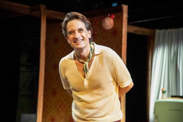 abb Oliver Mommsen Schlussbild Darsteller Buehne anlaesslich der Deutschen Erstauffuehrung vom Theaterstueck Vanja von der Komoedie am Kurfuerstendamm im Neuen Haus des Berliner Ensemble am 03.August 2025 in Berlin Berlin Deutschland