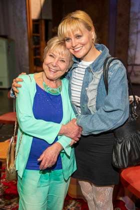 abb Constanze Behrends und Jenny Loeffler zu Gast anlaesslich der Deutschen Erstauffuehrung vom Theaterstueck Vanja von der Komoedie am Kurfuerstendamm im Neuen Haus des Berliner Ensemble am 03.August 2025 in Berlin Berlin Deutschland
