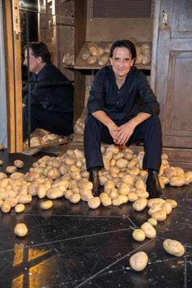 abb Oliver Mommsen Schauspieler Hauptdarsteller sitzt Berg Kartoffeln anlaesslich der Deutschen Erstauffuehrung vom Theaterstueck Vanja von der Komoedie am Kurfuerstendamm im Neuen Haus des Berliner Ensemble am 03.August 2025 in Berlin Berlin Deutschland
