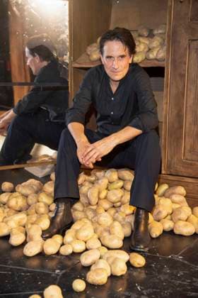 abb Oliver Mommsen Schauspieler Hauptdarsteller sitzt Berg Kartoffeln anlaesslich der Deutschen Erstauffuehrung vom Theaterstueck Vanja von der Komoedie am Kurfuerstendamm im Neuen Haus des Berliner Ensemble am 03.August 2025 in Berlin Berlin Deutschland