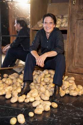 abb Oliver Mommsen Schauspieler Hauptdarsteller sitzt Berg Kartoffeln anlaesslich der Deutschen Erstauffuehrung vom Theaterstueck Vanja von der Komoedie am Kurfuerstendamm im Neuen Haus des Berliner Ensemble am 03.August 2025 in Berlin Berlin Deutschland