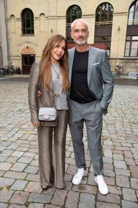 abb Simone Thomalla und Rene M. Schauspielerin mit Freund zu Gast anlaesslich der Deutschen Erstauffuehrung vom Theaterstueck Vanja von der Komoedie am Kurfuerstendamm im Neuen Haus des Berliner Ensemble am 03.August 2025 in Berlin Berlin Deutschland