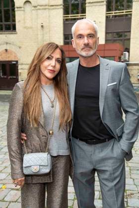 abb Simone Thomalla und Rene M. Schauspielerin mit Freund zu Gast anlaesslich der Deutschen Erstauffuehrung vom Theaterstueck Vanja von der Komoedie am Kurfuerstendamm im Neuen Haus des Berliner Ensemble am 03.August 2025 in Berlin Berlin Deutschland