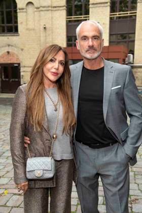 abb Simone Thomalla und Rene M. Schauspielerin mit Freund zu Gast anlaesslich der Deutschen Erstauffuehrung vom Theaterstueck Vanja von der Komoedie am Kurfuerstendamm im Neuen Haus des Berliner Ensemble am 03.August 2025 in Berlin Berlin Deutschland