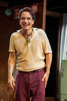 abb Oliver Mommsen Schlussbild Darsteller Buehne anlaesslich der Deutschen Erstauffuehrung vom Theaterstueck Vanja von der Komoedie am Kurfuerstendamm im Neuen Haus des Berliner Ensemble am 03.August 2025 in Berlin Berlin Deutschland