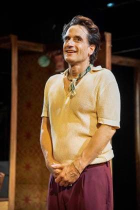 abb Oliver Mommsen Schlussbild Darsteller Buehne anlaesslich der Deutschen Erstauffuehrung vom Theaterstueck Vanja von der Komoedie am Kurfuerstendamm im Neuen Haus des Berliner Ensemble am 03.August 2025 in Berlin Berlin Deutschland