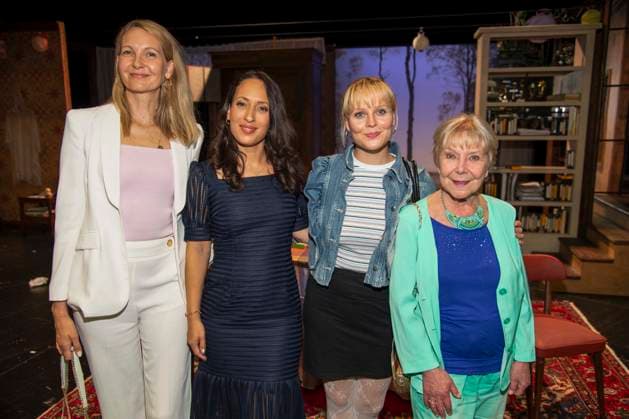 abb Constanze Behrends, Margot Rothweiler, Isabelle Bhuiyan und Jenny Loeffler zu Gast anlaesslich der Deutschen Erstauffuehrung vom Theaterstueck Vanja von der Komoedie am Kurfuerstendamm im Neuen Haus des Berliner Ensemble am 03.August 2025 in Berlin Berlin Deutschland
