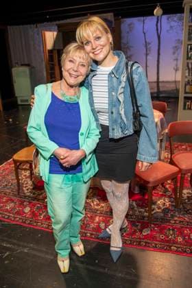 abb Constanze Behrends und Jenny Loeffler zu Gast anlaesslich der Deutschen Erstauffuehrung vom Theaterstueck Vanja von der Komoedie am Kurfuerstendamm im Neuen Haus des Berliner Ensemble am 03.August 2025 in Berlin Berlin Deutschland