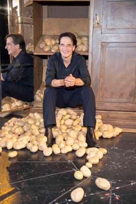 abb Oliver Mommsen Schauspieler Hauptdarsteller sitzt Berg Kartoffeln anlaesslich der Deutschen Erstauffuehrung vom Theaterstueck Vanja von der Komoedie am Kurfuerstendamm im Neuen Haus des Berliner Ensemble am 03.August 2025 in Berlin Berlin Deutschland