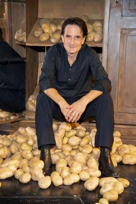 abb Oliver Mommsen Schauspieler Hauptdarsteller sitzt Berg Kartoffeln anlaesslich der Deutschen Erstauffuehrung vom Theaterstueck Vanja von der Komoedie am Kurfuerstendamm im Neuen Haus des Berliner Ensemble am 03.August 2025 in Berlin Berlin Deutschland