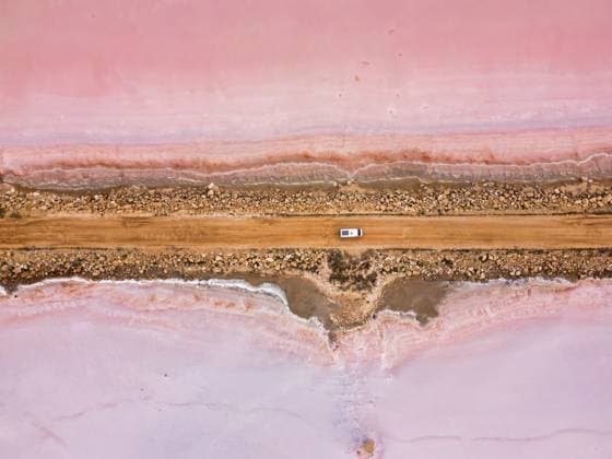 Creative Highlights Symbolbilder Drone view of camper van driving on a road in the pink Tuz salt lake Türkiye, Ankara, ?ereflikoçhisar CR_UGOUSD250730-1773069-01