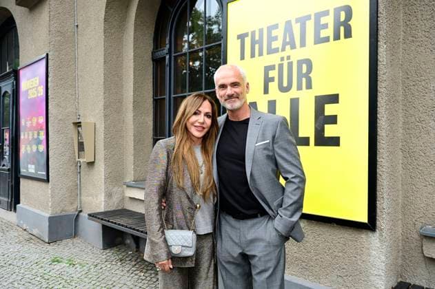 Simone Thomalla mit Partner Rene Marchand bei der Premiere des Theaterstücks Vanya in der Komödie am Kurfürstendamm im Neuen Haus des Berliner Ensemble. Berlin, 03.08.2025