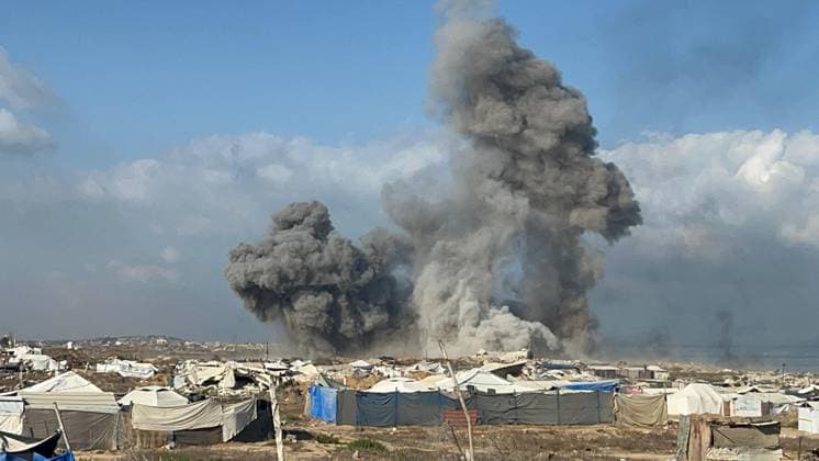 News Themen der Woche KW32 Israeli attacks on Gaza continue GAZA CITY, GAZA - AUGUST 04: Smoke and dust rise from the tent area where Palestinian displaced civilians tents are located following the Israeli army s attacks in the Sheikh Acclin neighborhood of Gaza City, Gaza on August 04, 2025. Ahmad M.k. Ibrahim Anadolu Gaza City Gaza. Editorial use only. Please get in touch for any other usage.  Copyright: x2025xAnadoluxAhmadxM.k.xIbrahimx
