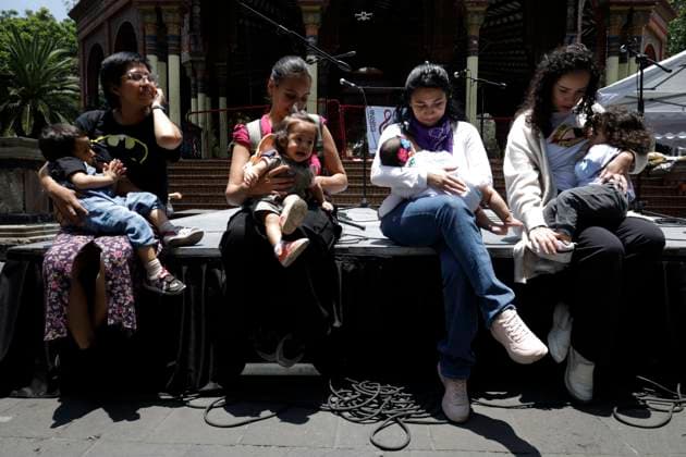 Women In Mexico City Hold A Massive Breastfeeding Party In Honor Of World Breastfeeding Week A group of women breastfeed during a Massive Breastfeeding at the Kiosco Morisco in Mexico City, Mexico, on August 3, 2025, in observance of World Breastfeeding Week. Mexico City Mexico City Mexico  Copyright: xGerardoxVieyrax originalFilename: vieyra-notitle250803_npiWE.jpg