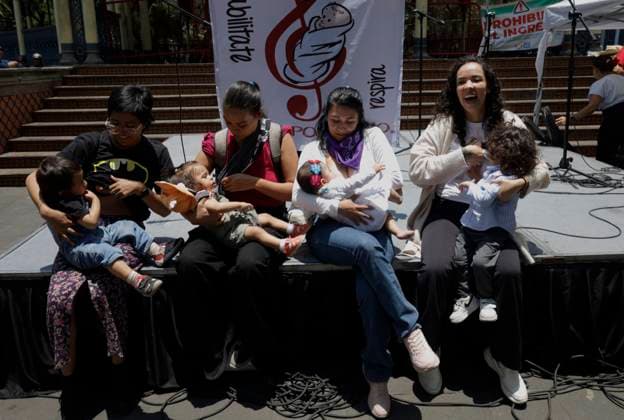 Women In Mexico City Hold A Massive Breastfeeding Party In Honor Of World Breastfeeding Week A group of women breastfeed during a Massive Breastfeeding at the Kiosco Morisco in Mexico City, Mexico, on August 3, 2025, in observance of World Breastfeeding Week. Mexico City Mexico City Mexico  Copyright: xGerardoxVieyrax originalFilename: vieyra-notitle250803_npJwY.jpg