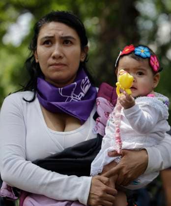 Women In Mexico City Hold A Massive Breastfeeding Party In Honor Of World Breastfeeding Week A woman holds her baby before the Massive Breastfeeding at the Kiosco Morisco in Mexico City, Mexico, on August 3, 2025, in observance of World Breastfeeding Week. Mexico City Mexico City Mexico  Copyright: xGerardoxVieyrax originalFilename: vieyra-notitle250803_npzJY.jpg