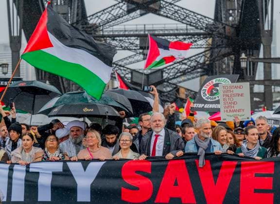 Pro-Palestinian protest in Sydney, Australia - 03 Aug 2025 Julian Assange is seen during the Pro-Palestinian march across the Sydney Harbour Bridge. Protesters in Sydney and Melbourne joined marches and actions globally, as pressure mounts on the Israeli government over a devastating humanitarian crisis unfolding as its war against Hamas continues. Sydney Australia Copyright: xAyushxKumarx xSOPAxImagesx PalestineProtest-SydneyHarbourBridge-AKUMAR-0011