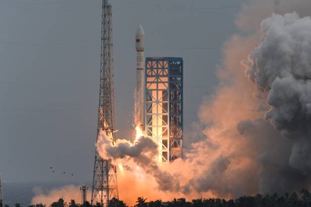 News Themen der Woche KW32 WENCHANG, CHINA - AUSGUT 04: A Long March-12 carrier rocket carrying a group of internet satellites blasts off from the Hainan commercial spacecraft launch site on August 4, 2025 in Wenchang, Hainan Province of China. The rocket lifted off at 6:21 p.m. from the Hainan commercial spacecraft launch site in the southern island province of Hainan. It successfully placed the payloads, the seventh group of low-orbit internet satellites, into preset orbit.  Copyright: xChinaxNewsxServicex 111583318391