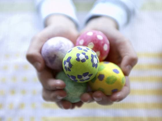 IMAGO Creative, Ostern, Bräuche, Eiersuche #2 Ostereier verschenken Giving Easter Eggs Copyright: imageBROKER ElisabethxHoiberg ibxhoi14462831.jpg ,model released, Symbolfoto ,property released