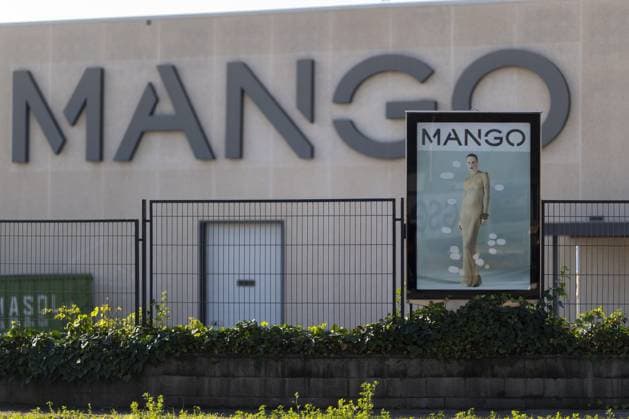 Mango headquarters in Barcelona displays flags at half-mast mourning Isak Andic BARCELONA, SPAIN - DECEMBER 15: Mango’s headquarters in Palau-solita i Plegamans displays flags at half-mast following the death of its founder, Isak Andic, in Barcelona, Spain on December 15, 2024. The 71-year-old entrepreneur tragically fell 150 meters during a hike with his eldest son in Collbato, Barcelona. Andic founded Mango in 1984, transforming it into a multinational presence in over 100 countries. Spain World. Editorial use only. Please get in touch for any other usage.  Copyright: x2025xAnadoluxLorenaxSopenax