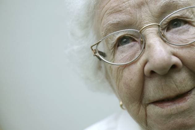 Creative Highlights Symbolbilder Porträt einer älteren Frau Portrait of an elderly woman Copyright: imageBROKER ElisabethxHoiberg ibxhoi14466080.jpg ,model released, Symbolfoto ,property released