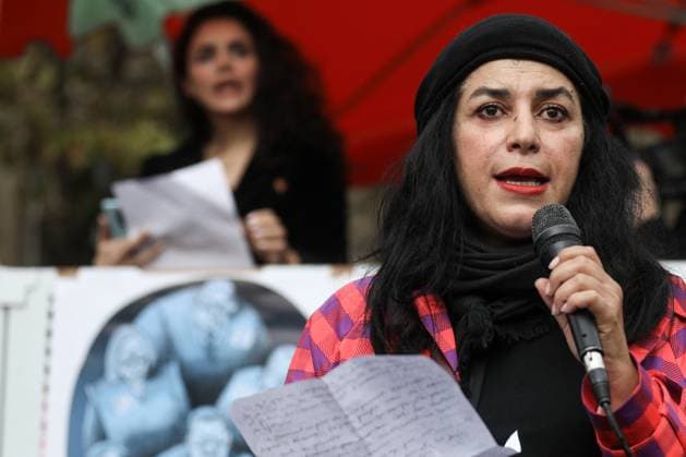 Info - Marjane Satrapi refuse la Légion d’honneur et dénonce l’hypocrisie de la France vis-à-vis de l’Iran - La réalisatrice française Marjane Satrapi - Des personnes participent à un rassemblement de soutien aux femmes iraniennes à Paris, France, le 2 octobre 2022. Cette manifestation a lieu suite à la mort de Mahsa Amini, décédée en garde à vue après avoir été détenue par la police des mœurs iranienne, et de Hadis Najafi, abattue lors d une manifestation en Iran. Stéphane Lemouton Bestimage Paris France *** News Marjane Satrapi refuses the Légion dhonneur and denounces Frances hypocrisy towards Iran French director Marjane Satrapi People take part in a rally in support of Iranian women in Paris, France, October 2, 2022 This demonstratio  Copyright: xStephanexLemoutonx xBestimagexStephanexLemoutonx xBestimagex