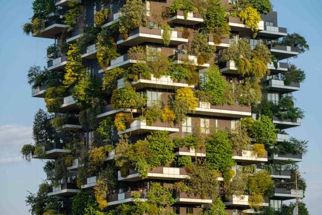 Close-up view showing lush vegetation on the balconies of the Bosco Verticale. Milan (Italy), April 28th, 2025 Milan Italy - ZUMAesty 20250428_aac_m169_095 Copyright: xDimitarxHarizanovx