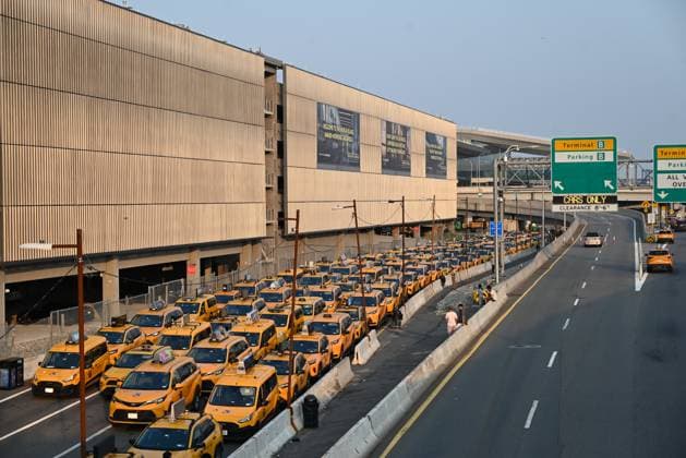 Police Activity At LaGuardia Airport In New York City Causes Traffic Delays And Airport Chaos New York City taxis stand still outside the airport terminal at LaGuardia Airport. Police activity occurs at LaGuardia Airport in Queens, New York, United States, on August 4, 2025. Queens, New York United States  Copyright: xKylexMazzax originalFilename: mazza-notitle250805_np8u2.jpg