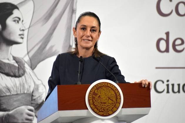 Mexico™s President Claudia Sheinbaum Holds Briefing Mexican President Claudia Sheinbaum Pardo speaks during a briefing about the quarterly household current income at the National Palace. on August 4, 2025 in Mexico City, Mexico. Mexico City CDMX Mexico Copyright: xLuisxBarronx