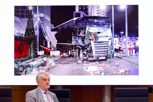News Themen der Woche KW32 NRW-Innenminister Herbert Reul bei einem Pressegespräch im NRW-Innenministerium, zur Erläuterung der Vorteile des Einsatzes der Software Gotham der Firma Palantir bei der Polizei NRW. Düsseldorf, 05.08.2025 NRW Deutschland *** NRW Interior Minister Herbert Reul at a press conference at the NRW Ministry of the Interior to explain the advantages of using the Gotham software from Palantir in the NRW police force Düsseldorf, 05 08 2025 NRW Germany Copyright: xChristophxHardtx