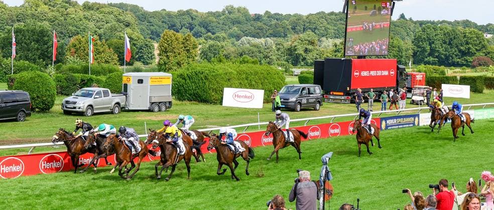167. Henkel-Preis der Diana - German Oaks Stutenrennen dotiert mit 500.000 â‚¬ Preisgeld - Zieleinlauf im Hauptrennen mit Sieger Leon Wolff Düsseldorf Galopprennbahn Grafenberg NRW Deutschland *** 167 Henkel Prize of Diana German Oaks Mares Race endowed with â¬ 500,000 prize money Finish of the main race with winner Leon Wolff Düsseldorf racecourse Grafenberg NRW Germany