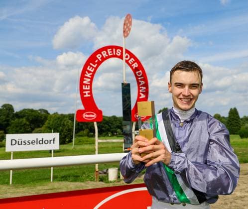 167. Henkel-Preis der Diana - German Oaks Stutenrennen dotoert mit 500.000 â‚¬ Preisgeld - Sieger Jockey Leon Wolff gewann mit Stute NICORENI aus dem Gestüt Ebbesloh mit Trauner Peter Schiergen das Hauptrennen und zeigt sich als strahlender Sieger Düsseldorf Galopprennbahn Grafenberg NRW Deutschland *** 167 Henkel Prize of Diana German Oaks mare race dotoert with 500,000 â¬ prize money Winner Jockey Leon Wolff won the main race with mare NICORENI from Ebbesloh stud with Trauner Peter Schiergen and shows himself as a beaming winner Düsseldorf racecourse Grafenberg NRW Germany