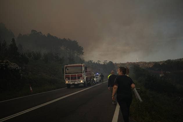 News Themen der Woche KW32 August 5, 2025, Ponteceso, A CoruoÂ±A, EspaoÂ±a: Neighbors of Aldea de Corme, in Ponteceso, province of A CoruoÂ±a, Galicia, Spain, take to the road because of the forest fires Ponteceso Espana - ZUMAf323 20250805_zip_f323_009 Copyright: xElenaxFernandezx