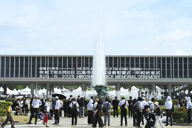 News Themen der Woche KW32 80th anniversary of the atomic bomb tragedy in Hiroshima HIROSHIMA, JAPAN - AUGUST 6 : People are seen in front of the prayers fountain at the Peace Memorial Park in Hiroshima for the commemoration of the 80th anniversary of the tragedy of Hiroshima Atomic bombing on August 6, 2025, in Hiroshima, Japan. Japan commemorates the 80th anniversary of the atomic bomb tragedy in Hiroshima. During World War II, on August 6, 1945, the first atomic bomb in the world history was dropped on Hiroshima by the USA, which caused the instant death of an estimated 70,000 people and the death of thousands from the effects of radiation in the following years. Three days later another atomic bomb was dropped on Nagasaki, ending World War II. David Mareuil Ana  Copyright: x2025xAnadoluxDavidxMareuilx