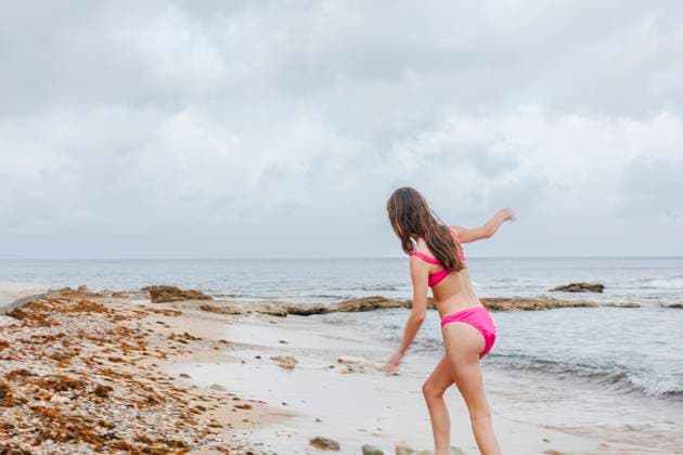 Girl walks alone on empty beach in pink bikini Marseille, Provence-Alpes-Côte d Azur, France CR_RETI250804B-1782091-01 ,model released, Symbolfoto