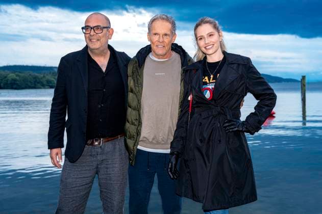 Hannes Ringelstetter, Christian Tramitz und Mitsou Jung bei der Premiere von zwei neuen Folgen der ARD-Vorabendserie Hubert ohne Staller auf dem Open Air Starnberg 2025 im Open Air Kino im Seebad. Starnberg, 05.08.2025