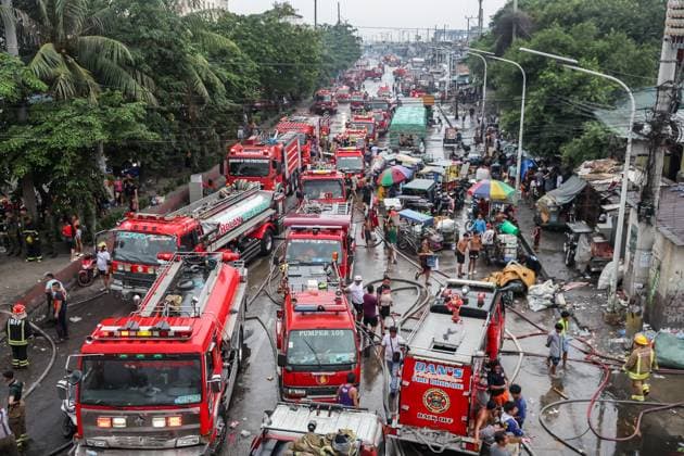 News Themen der Woche KW32 (250806) -- MANILA, Aug. 6, 2025 -- Fire trucks are seen at the site of a huge fire that hit a slum area in Manila, the Philippines, on Aug. 6, 2025. Around 1,500 families were affected by the fire according to the Philippine Bureau of Fire Protection. ) PHILIPPINES-MANILA-FIRE ROUELLExUMALI 