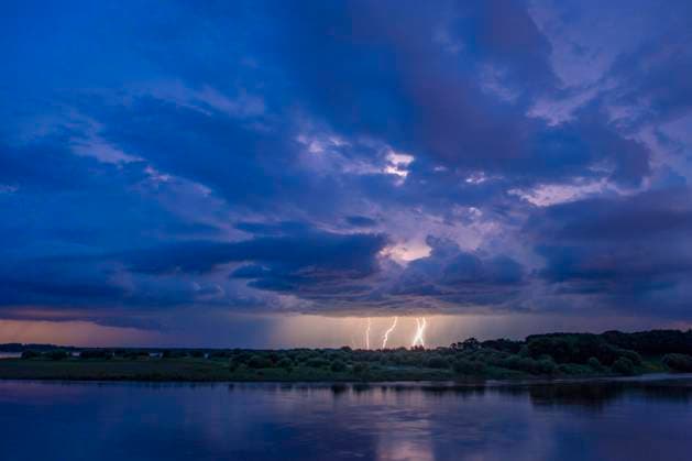 News Themen der Woche KW32 RECORD DATE NOT STATED BEIJING, 6. August 2025 -- Das Foto zeigt Kumuluswolken und Blitze über dem Kreis Jiayin der Stadt Yichun in der Provinz Heilongjiang im Nordosten Chinas, 21. Juli 2025. (Foto von Xinhua) In Bildern: Chinesische Sommerlandschaft (1) LixShaojun 